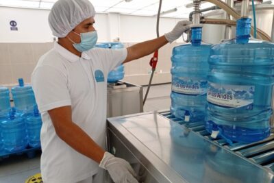 SE SOLICITAN EMPACADORES DE EMBOTELLADORAS |